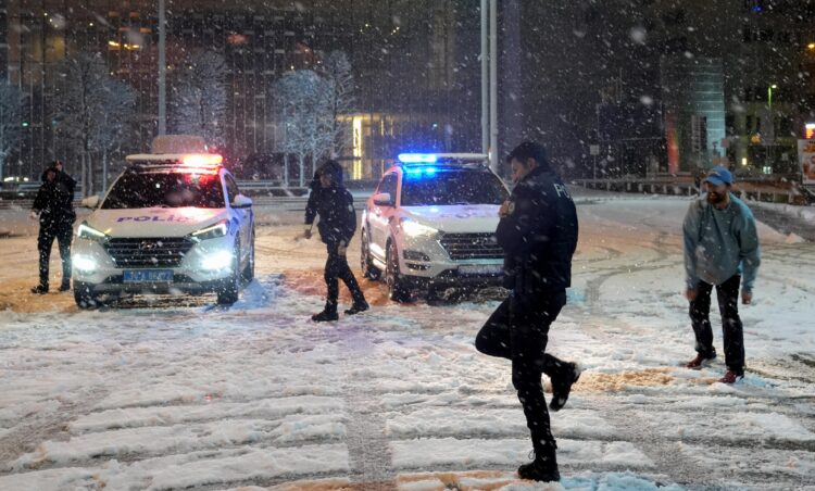 İstanbul Taksim’de polis ile vatandaşlar kar topu oynadı haberi