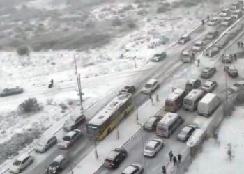 İstanbul’da etkili olan kar yağışı hayatı olumsuz etkiledi haberi