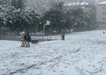 İstanbul’da etkisini sürdüren kar yağışı sürücüleri ve trafiği olumsuz etkiliyor haberi