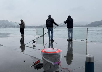 İstanbul’da kar altında balık tuttular haberi