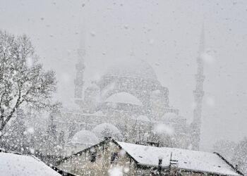 İstanbul’da kar yağışı hayatı ve trafiği olumsuz etkiliyor haberi