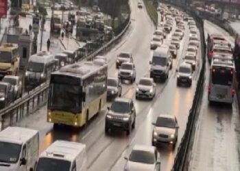 İstanbul’da kar yağışının etkisiyle trafik yoğunluğu yaşanıyor haberi