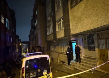 İstanbul’da kolonlarında çatlaklar oluşan bina tahliye edildi haberi