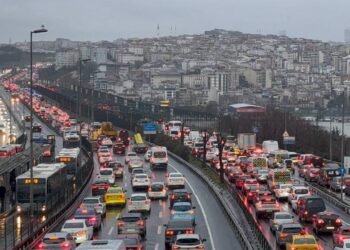 İstanbul’da sabah saatlerinde trafik yoğunluğu yaşanıyor haberi