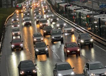 İstanbul’da sabah saatlerinde trafik yoğunluğu yüzde 76’ya çıktı haberi