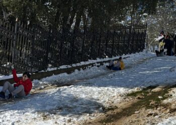 İstanbul’da tatili fırsat bilen çocuklar karın keyfini çıkardı haberi