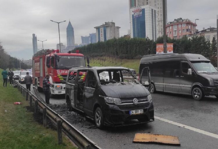 İstanbul’da TEM Otoyolu’nda seyir halindeki minibüs yandı haberi