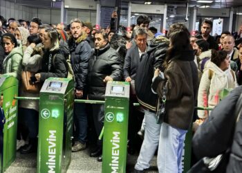 İstanbul’da toplu ulaşım istasyonlarında yoğunluk yaşanıyor haberi