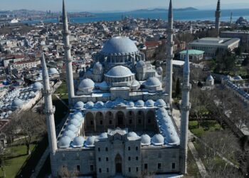 İstanbul’daki camiler mahyalarla süsleniyor haberi