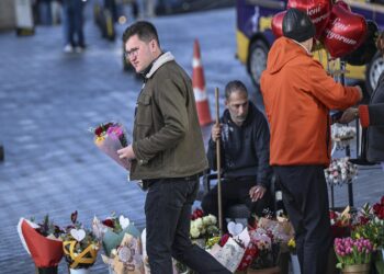 İstanbul’daki çiçekçilerde Sevgililer Günü yoğunluğu yaşanıyor haberi