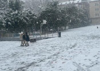 İstanbul’un bazı bölgelerinde kar yağışı etkisini artırdı haberi