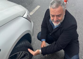 Kar yağışında araba kullanacak sürücülere güvenli sürüş önerileri haberi