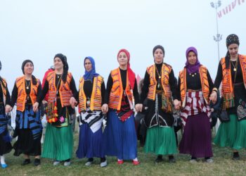 Karadenizli kadınlar yöresel kıyafetleriyle Tekirdağ’da şenliklere renk katıyor haberi