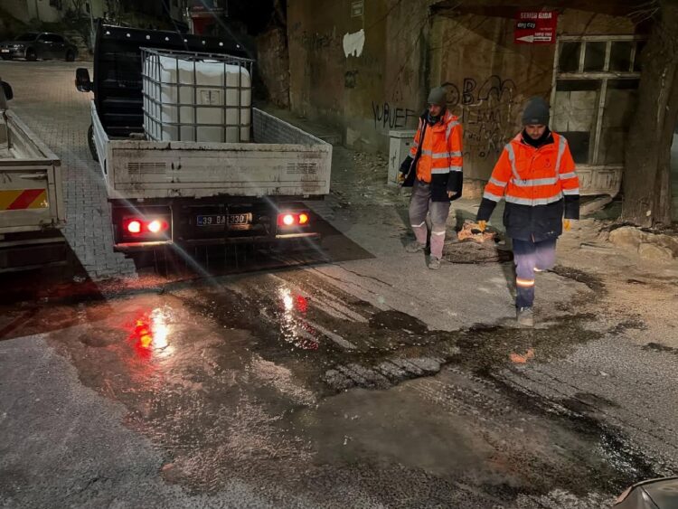 Kırklareli Belediyesi buzlanmaya karşı çalışmalarını sürdürüyor haberi