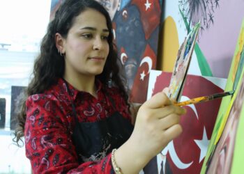 Kırklarelili genç ressam hayallerini tuvale, bilgilerini öğrencilere aktarıyor haberi