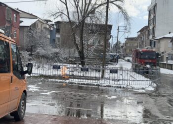 Kocaeli Valisi Aktaş, metan gazı yangınına ilişkin incelemede bulundu haberi