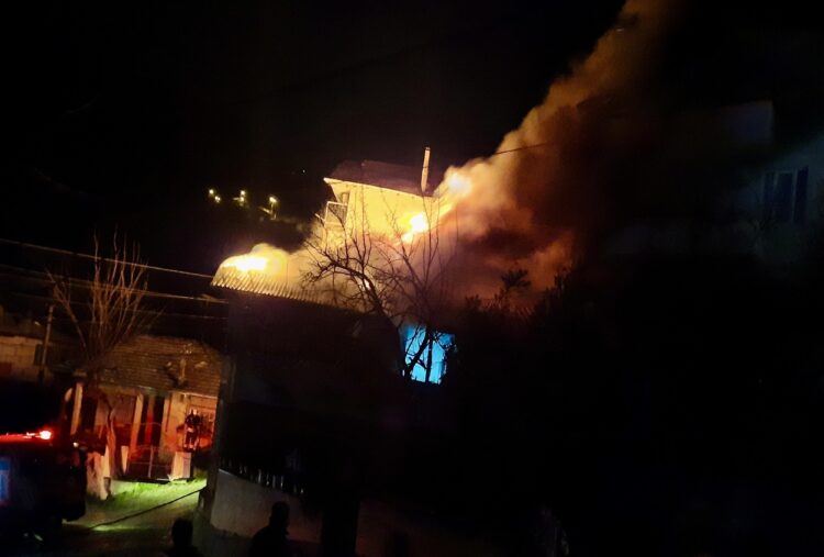 Kocaeli’de evin çatısında çıkan yangın söndürüldü haberi