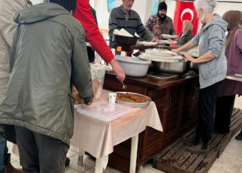 Köylerini ziyaret edenleri el birliğiyle hazırladıkları sofrada ağırlıyorlar haberi