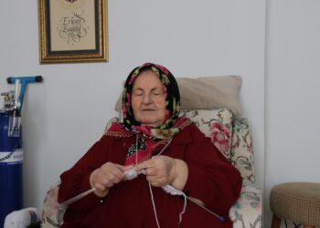 “Mehmetçik üşümesin” diye gelecek kışın berelerini şimdiden örmeye başladılar haberi