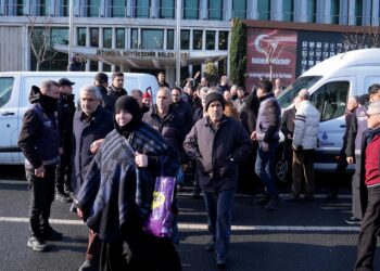 Minibüsleri 8+1 taksiye dönüşen esnaftan İBB önünde eylem haberi