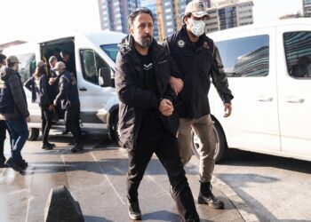 PKK/KCK operasyonunda gözaltına alınan belediye başkan yardımcıları ve meclis üyeleri adliyede haberi