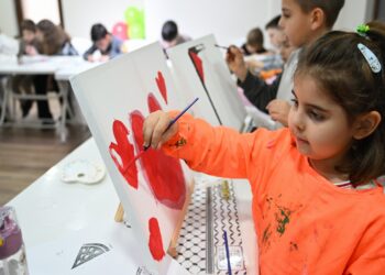 Ressam İlhami Atalay ve Cemal Toy öncülüğünde 80 sanatçı Gazze için resim çizdi haberi