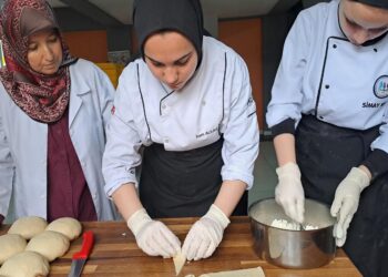 Sakarya’da geleceğin aşçıları taşımalı öğrencilere yemek hazırlıyor haberi