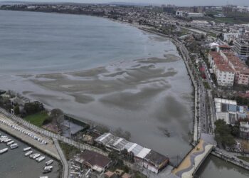 Silivri’de deniz suyu çekildi haberi