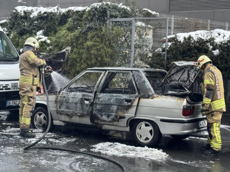 Şişli’de otomobilde çıkan yangın söndürüldü haberi