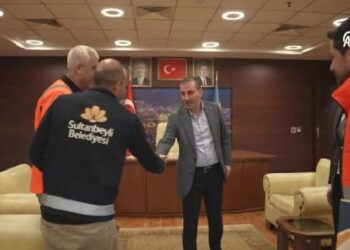 Sultanbeyli’de çocukların isteği üzerine sokaktaki karları temizlemeyen belediye personeli ödüllendirildi haberi