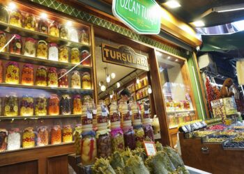 Tarihi çarşıda 90 yıllık tarifle 60 çeşit turşu kuruluyor haberi