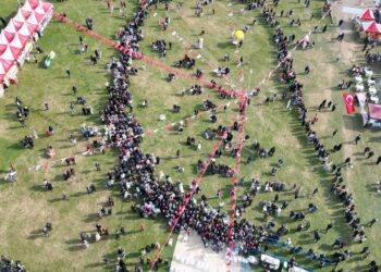 Tekirdağ’da fesitvalde vatandaşlara 5 ton hamsi dağıtıldı haberi