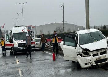 Tekirdağ’da iki otomobil çarpıştı, 6 kişi yaralandı haberi