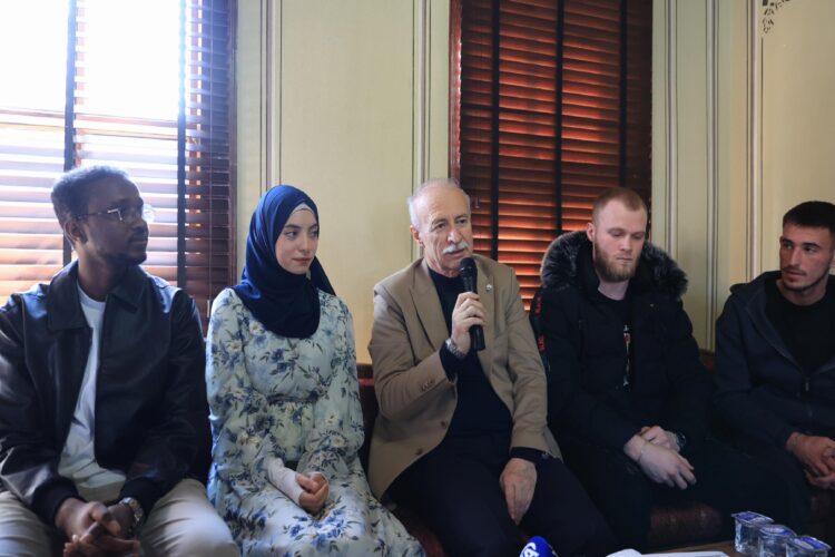 TÜ Rektörü Prof. Dr. Hatipler uluslararası öğrencilerle bir araya geldi haberi