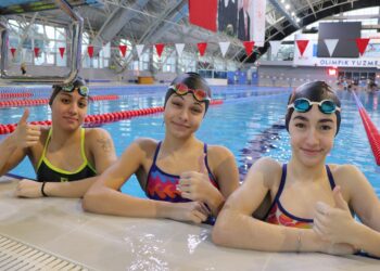 Türkiye şampiyonu genç yüzücüler yeni madalyalar için kulaç atıyor haberi