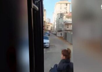 Ümraniye’de trafik güvenliğini tehlikeye düşüren 2 minibüs şoförüne para cezası uygulandı haberi
