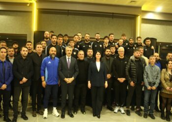 Vali Sezer ile Belediye Başkanı Akın, Edirnespor’a destek için 500 bin liraya forma satın aldı haberi