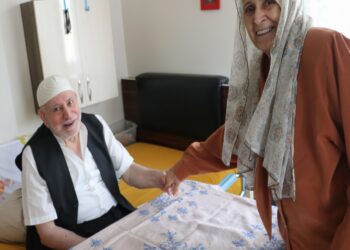 Vücudunun sağ tarafı felç olan kocasına 25 yıldır özenle bakıyor haberi