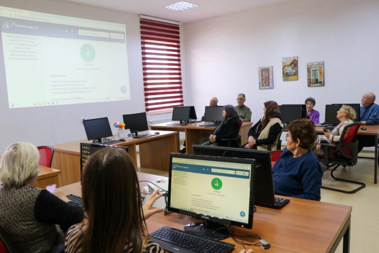 Altın Yıllar Yaşam Merkezi’nde yaşlılar hayatlarını teknolojiyle kolaylaştırmayı öğreniyor haberi