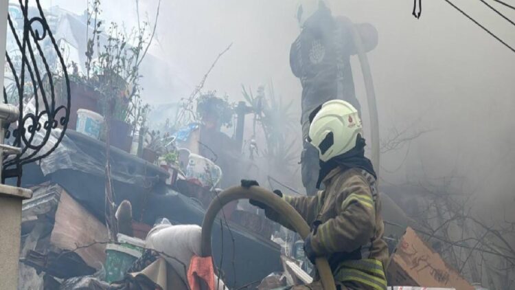 Ataşehir’de tek katlı binada çıkan yangına müdahale ediliyor haberi