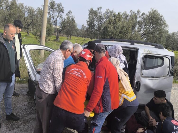 Balıkesir’de devrilen hafif ticari araçtaki 2 kişi yaralandı haberi