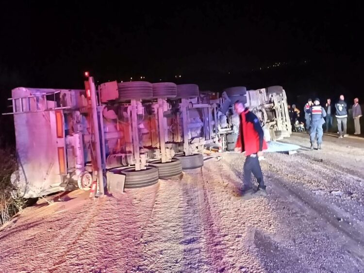 Balıkesir’de kamyonun devrilmesi sonucu 2 yaralandı haberi