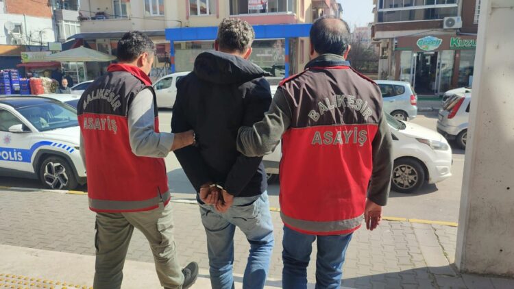 Balıkesir’de parkta tanımadığı bir kişiyi bıçakla öldüren şüpheli İstanbul’da yakalandı haberi