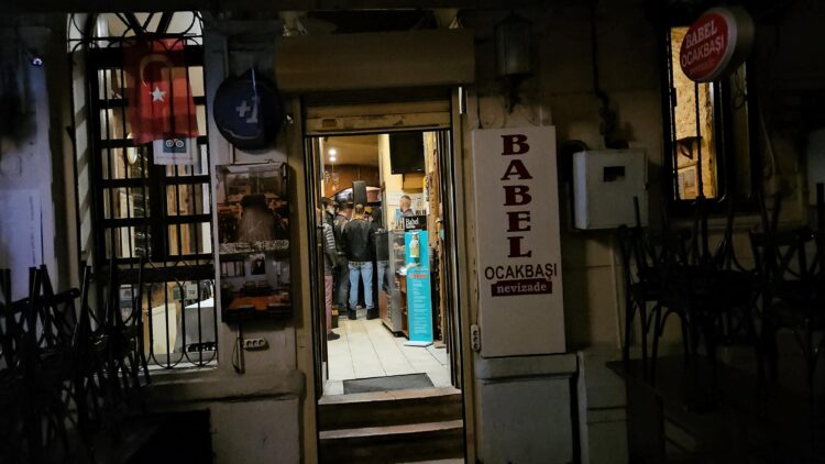 Beyoğlu’nda asansör boşluğuna düşen kişi yaralandı haberi