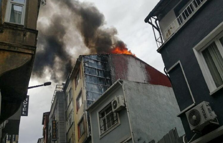 Beyoğlu’nda çöpleri yakan kişi 4 katlı binada yangına neden oldu haberi