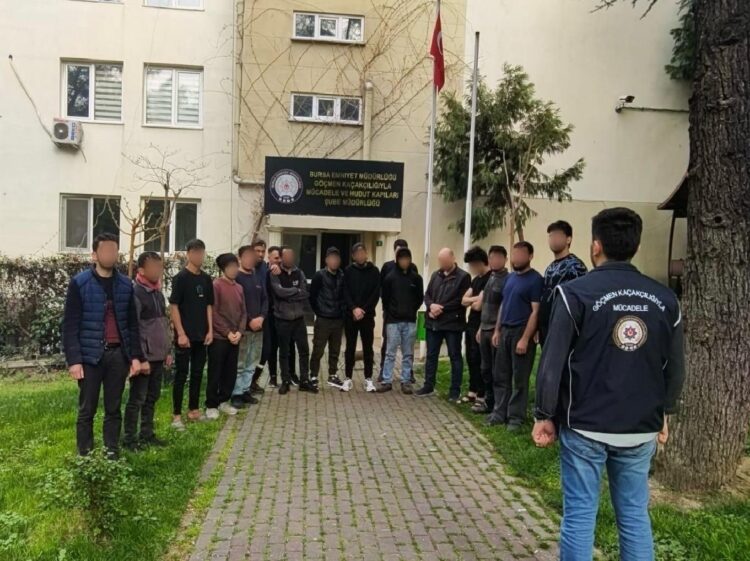 Bursa’da 19 yabancı uyrukluyu izinsiz çalıştıran 2 şüpheli yakalandı haberi