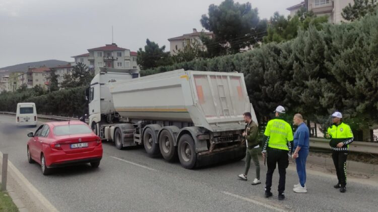 Bursa’da ambulansın kamyona çarptığı kazada 2 kişi yaralandı haberi