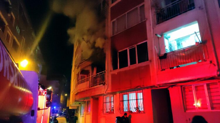Bursa’da apartman dairesinde çıkan yangında 5 kişi dumandan etkilendi haberi