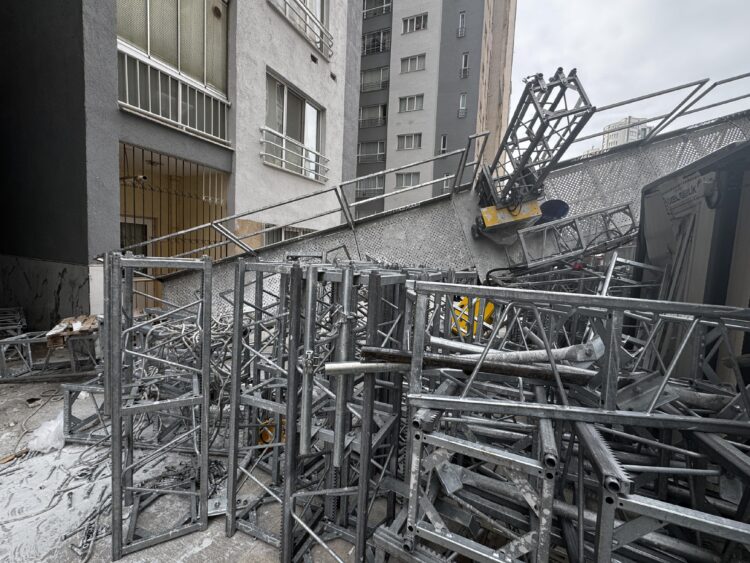 Bursa’da devrilen iskelenin altında kalan işçi yaralandı haberi