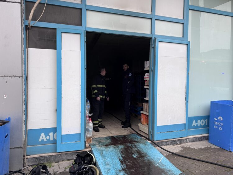 Bursa’da markette çıkan yangın söndürüldü haberi